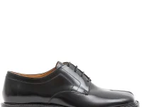 Maison Margiela Tabi Derby — чёрные дерби из кожи телёнка с раздвоенным носком