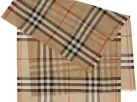Burberry шарф в клетку с бахромой