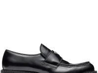 Prada Лоферы кожаные с эмалевой бляшкой