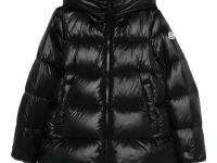 Moncler Serittes — пуховик с фиксированным капюшоном