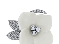 Oscar de la Renta Pearl Blossom заколка-клип с цветком