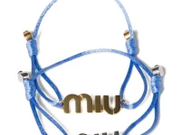 Miu Miu браслеты на шнурке с металлическим логотипом (комплект 2 шт.)