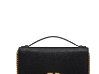 Valentino Garavani VLogo Signature кошелёк из зернистой кожи с цепочкой, чёрный
