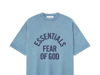 Fear of God Essentials Campus 90s Tee — синяя футболка с принтом