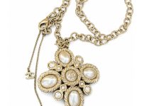 Chanel — колье золотое 7х6 см