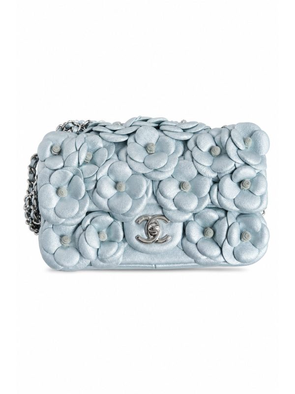 Chanel — сумка Classic Flap Camelia серебристая — фото 1