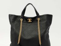 Chanel — сумка Leather Bag, чёрная